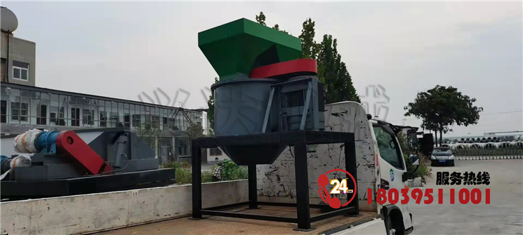 威海文登區(qū)客戶1米立式有機肥粉碎機發(fā)貨