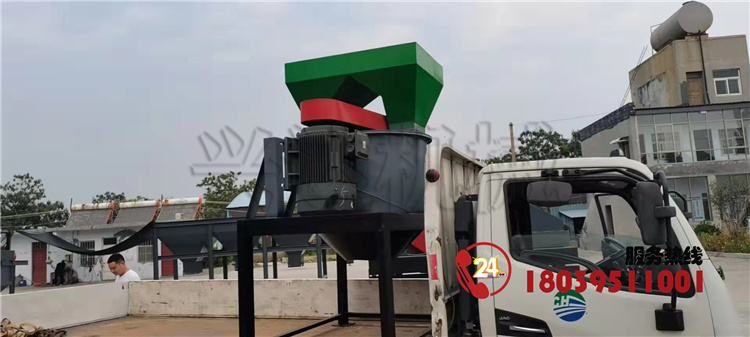 威海文登區(qū)客戶1米立式有機肥粉碎機發(fā)貨