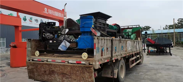 擠壓造粒機(jī)柴油機(jī)板發(fā)貨現(xiàn)場(chǎng)