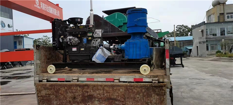 擠壓造粒機(jī)柴油機(jī)板發(fā)貨現(xiàn)場(chǎng)