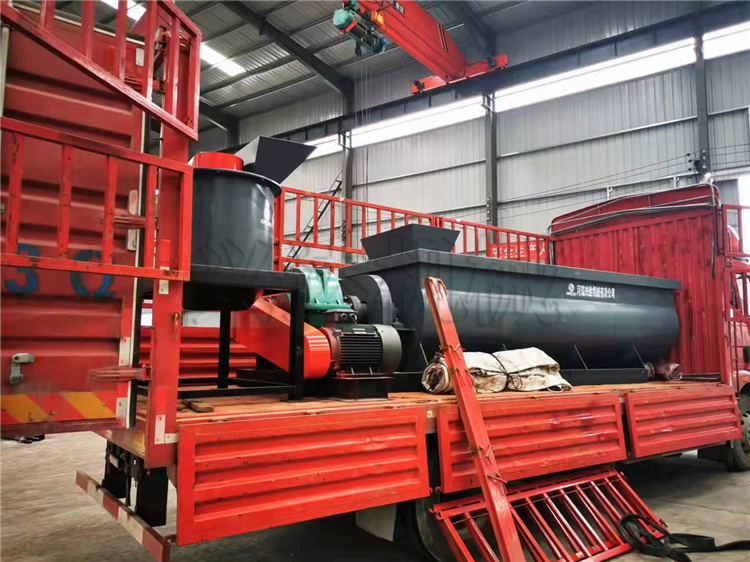 四川客戶1.5米雙軸攪拌機(jī) 立式粉碎機(jī)發(fā)貨現(xiàn)場