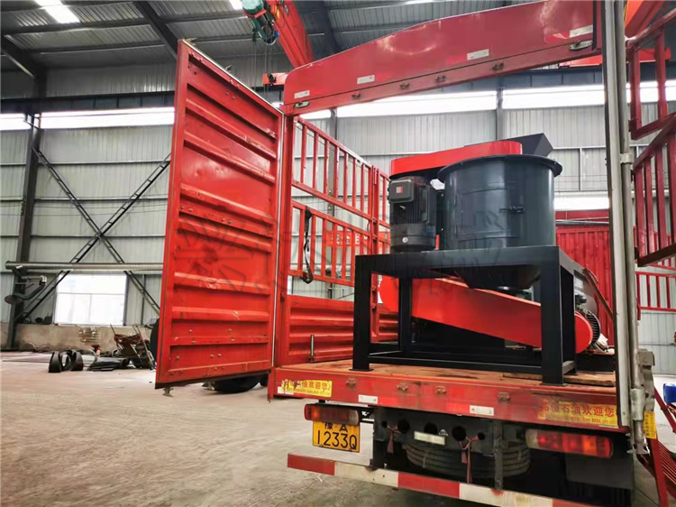 四川客戶1.5米雙軸攪拌機(jī) 立式粉碎機(jī)發(fā)貨現(xiàn)場