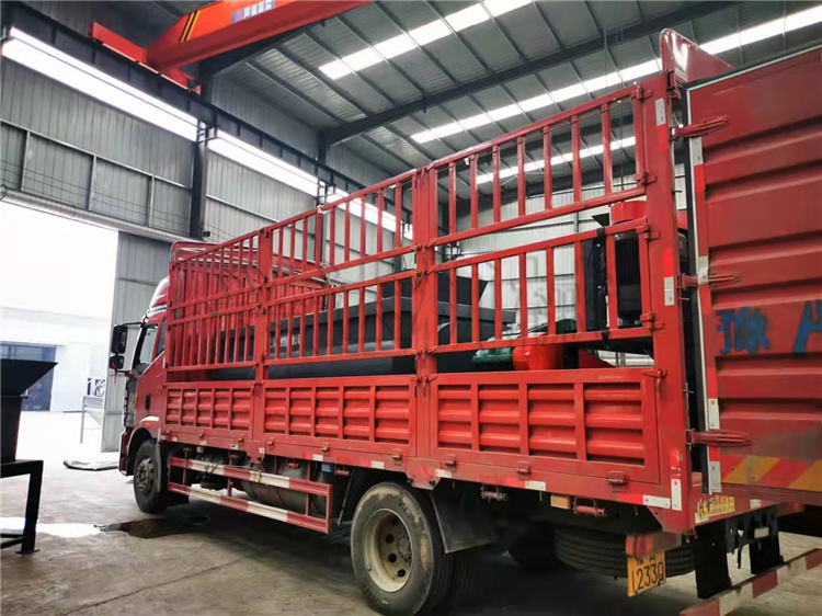 四川客戶1.5米雙軸攪拌機(jī) 立式粉碎機(jī)發(fā)貨現(xiàn)場