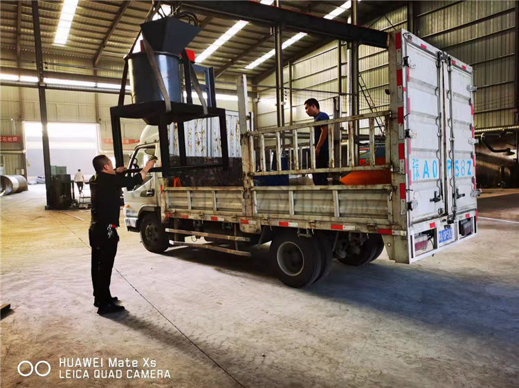 60立式粉碎機(jī) 螺旋撲粉機(jī) 皮帶機(jī)發(fā)貨