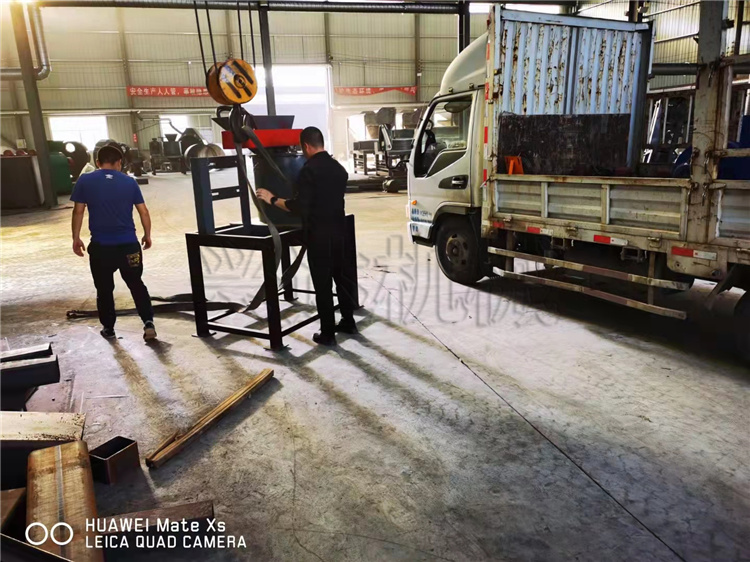 60立式粉碎機(jī) 螺旋撲粉機(jī) 皮帶機(jī)發(fā)貨