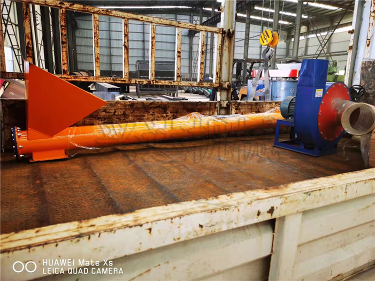 60立式粉碎機(jī) 螺旋撲粉機(jī) 皮帶機(jī)發(fā)貨