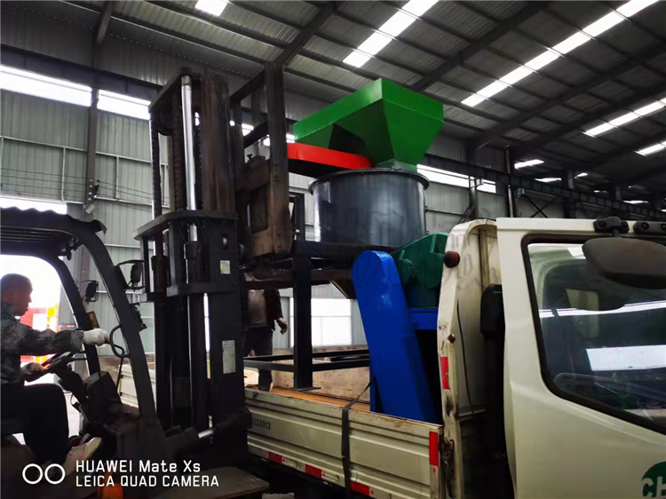 1米立式粉碎機和擠壓造粒機發(fā)貨現(xiàn)場