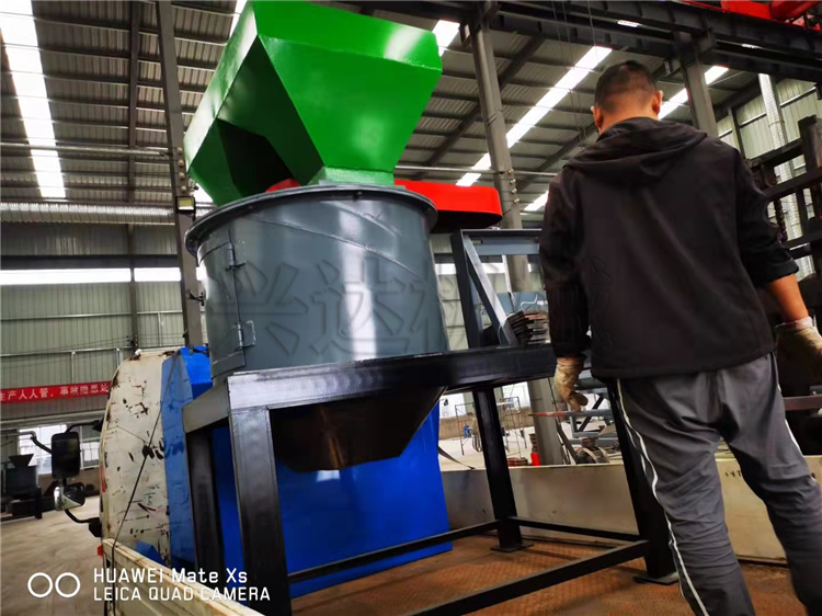 1米立式粉碎機和擠壓造粒機發(fā)貨現(xiàn)場