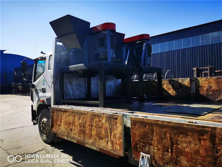 2臺(tái)有機(jī)肥立式粉碎機(jī)發(fā)貨現(xiàn)場(chǎng)