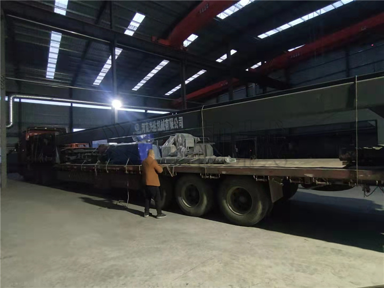 安徽望江12米鏈板翻堆機(jī) 擠壓生產(chǎn)線發(fā)貨現(xiàn)場