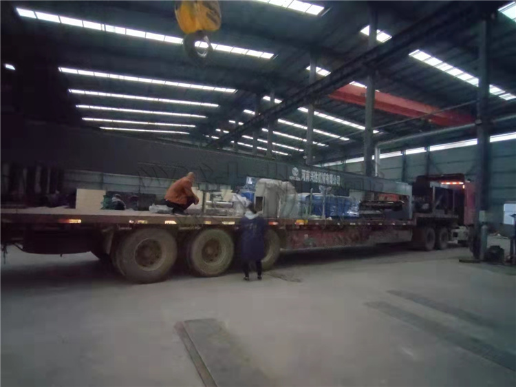 安徽望江12米鏈板翻堆機(jī) 擠壓生產(chǎn)線發(fā)貨現(xiàn)場