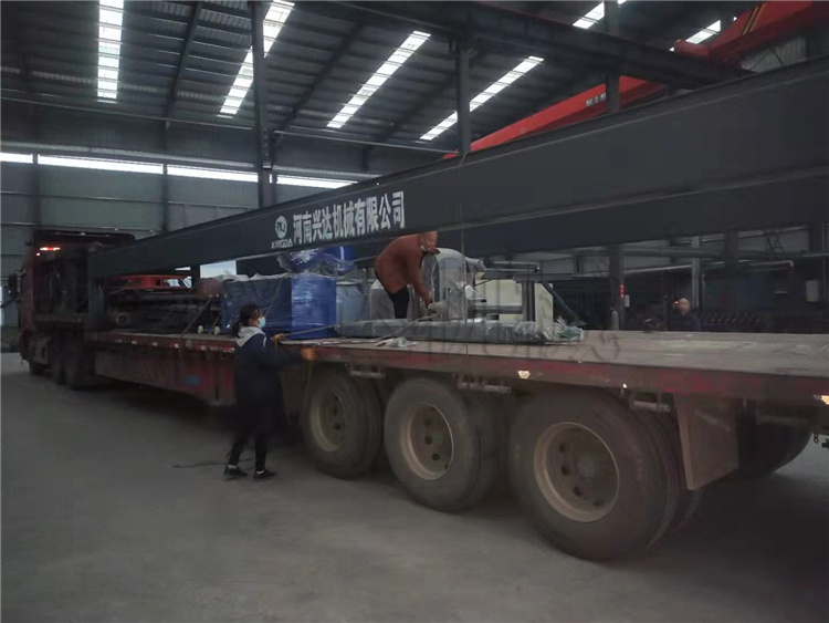 安徽望江12米鏈板翻堆機(jī) 擠壓生產(chǎn)線發(fā)貨現(xiàn)場