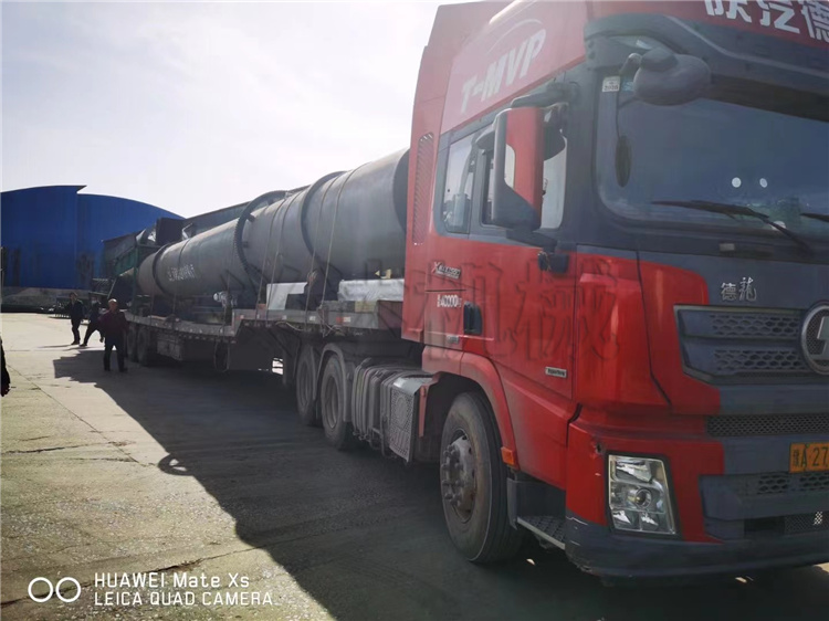 許昌鄢陵客戶年產(chǎn)1萬(wàn)噸免烘干有機(jī)肥擠壓顆粒生產(chǎn)線發(fā)貨現(xiàn)場(chǎng)