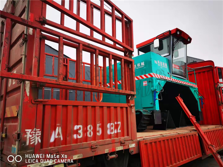 2600型履帶翻堆機發(fā)往南陽新野客戶現(xiàn)場