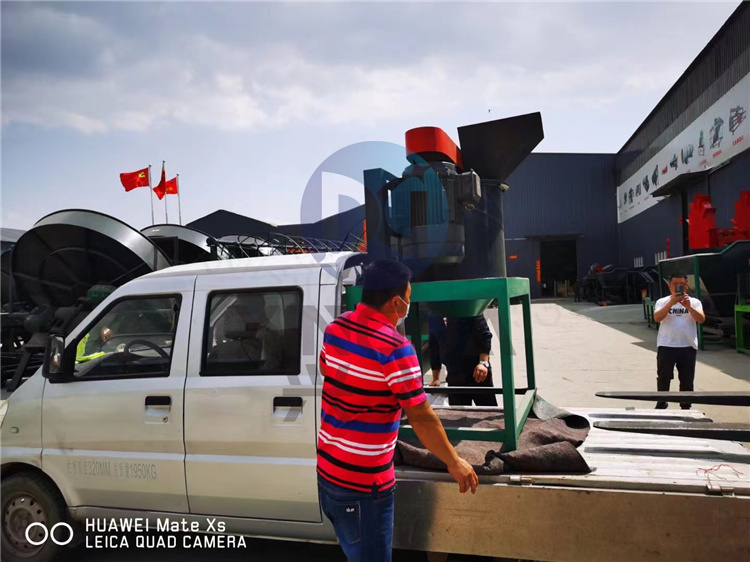 60型立式半濕物料粉碎機(jī)發(fā)往山東客戶現(xiàn)場(chǎng)