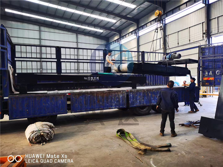 山東4米寬鏈板翻拋機裝車發(fā)貨現(xiàn)場