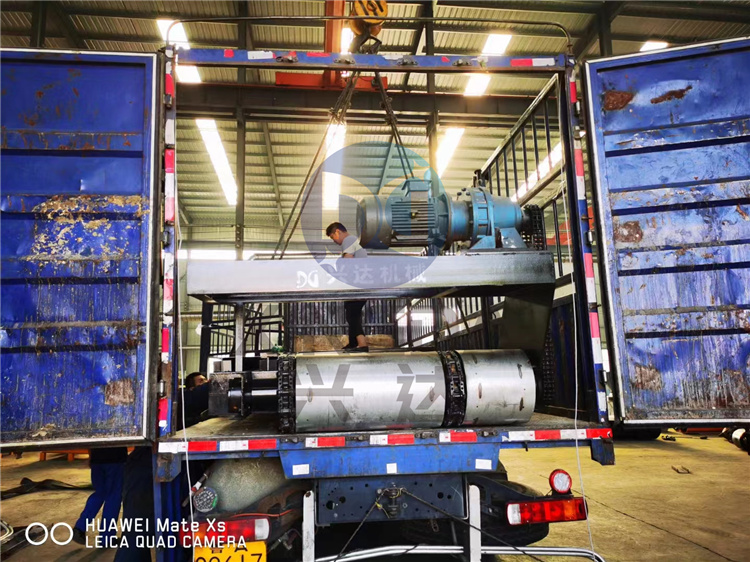 山東4米寬鏈板翻拋機裝車發(fā)貨現(xiàn)場