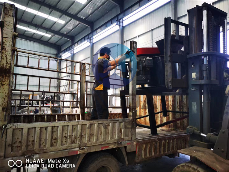 有機(jī)肥80型立式粉碎機(jī)發(fā)貨現(xiàn)場