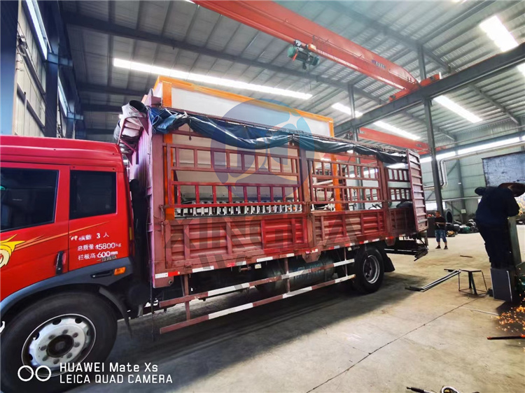 陜西客戶年產(chǎn)5萬噸免烘干顆粒生產(chǎn)線 第一車 發(fā)貨現(xiàn)場(chǎng)