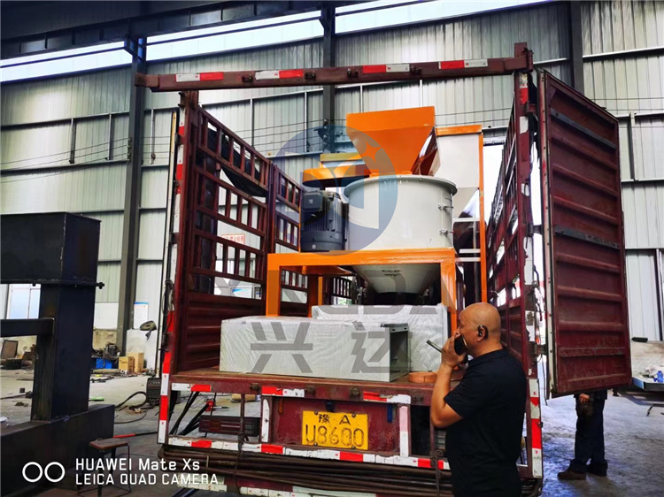 陜西客戶年產(chǎn)5萬噸免烘干顆粒生產(chǎn)線 第一車 發(fā)貨現(xiàn)場(chǎng)