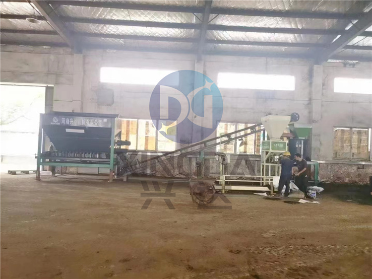 廣東客戶年產(chǎn)1萬噸免烘干有機肥顆粒生產(chǎn)線 帶料試機