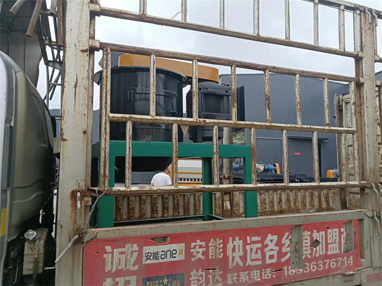 有機(jī)肥立式60粉碎機(jī)發(fā)貨現(xiàn)場