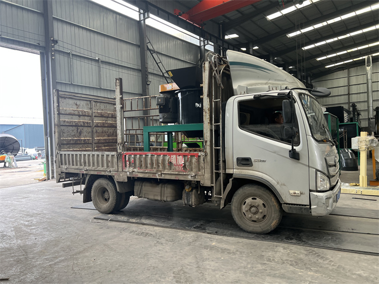 有機(jī)肥立式60粉碎機(jī)發(fā)貨現(xiàn)場