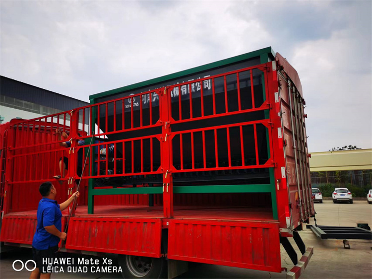 寧夏固原有機(jī)肥鏟車(chē)料倉(cāng)發(fā)貨現(xiàn)場(chǎng)