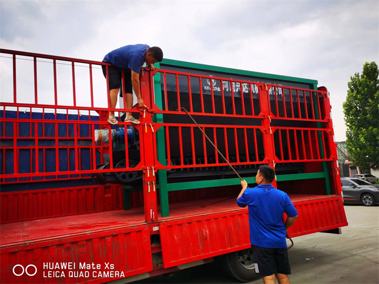 寧夏固原有機(jī)肥鏟車(chē)料倉(cāng)發(fā)貨現(xiàn)場(chǎng)