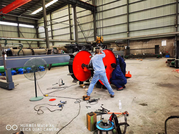 湖南衡陽客戶15米液壓輪盤翻拋發(fā)貨現場