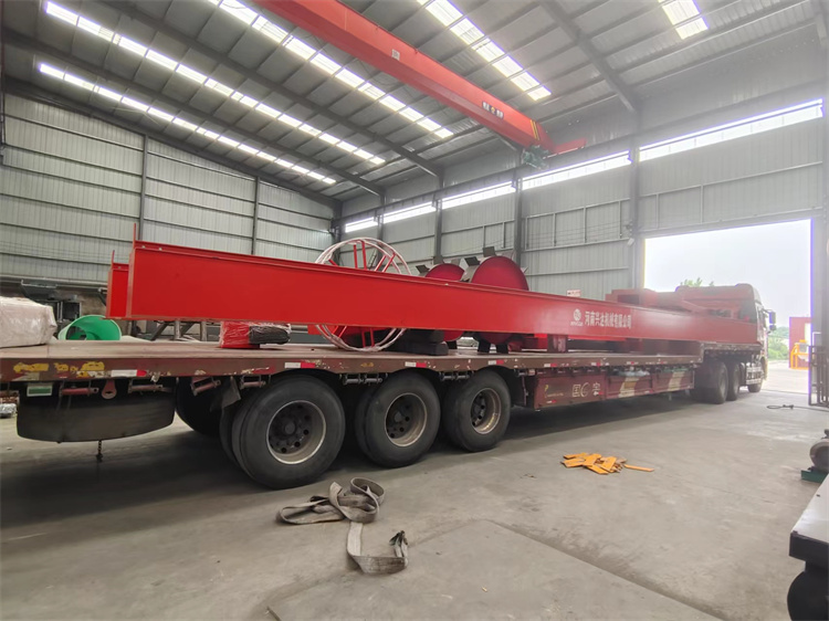 湖南衡陽客戶15米液壓輪盤翻拋發(fā)貨現場