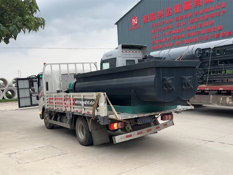 有機(jī)肥1.2米雙軸攪拌機(jī)發(fā)貨現(xiàn)場(chǎng)