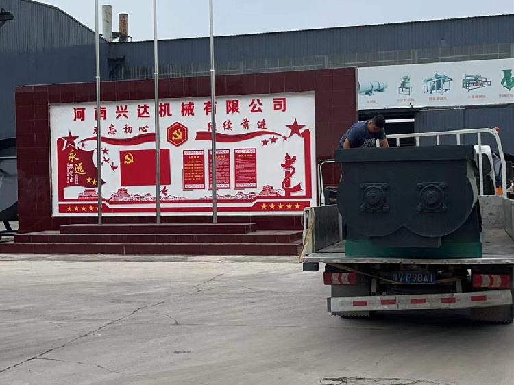 有機(jī)肥1.2米雙軸攪拌機(jī)發(fā)貨現(xiàn)場(chǎng)