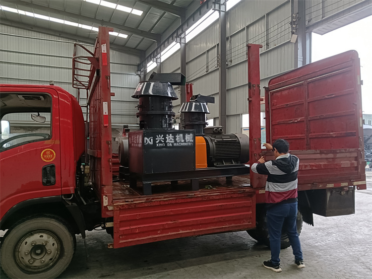 有機(jī)肥免烘干造粒機(jī)2臺(tái)發(fā)貨現(xiàn)場(chǎng)