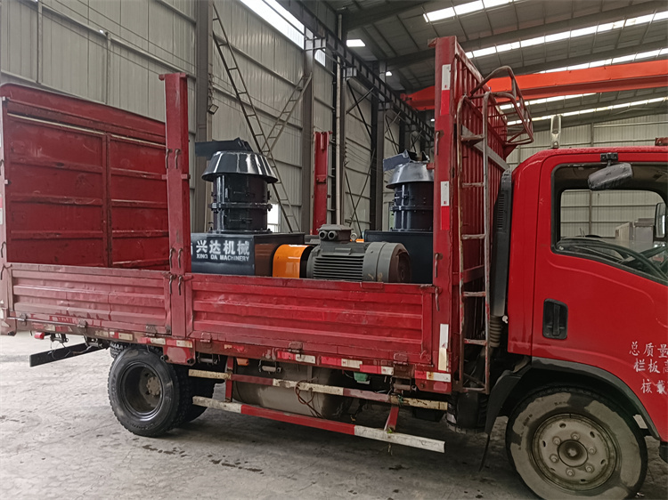 有機(jī)肥免烘干造粒機(jī)2臺(tái)發(fā)貨現(xiàn)場(chǎng)