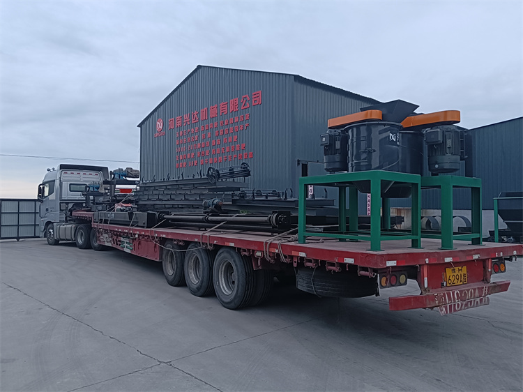 新疆吉木乃客戶(hù)年產(chǎn)一萬(wàn)噸顆粒有機(jī)肥生產(chǎn)線第一車(chē)發(fā)貨現(xiàn)場(chǎng)