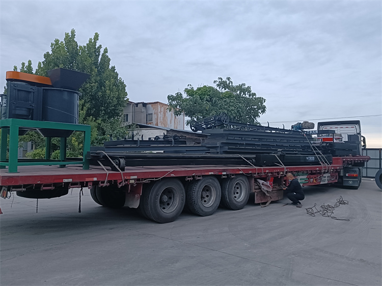 新疆吉木乃客戶(hù)年產(chǎn)一萬(wàn)噸顆粒有機(jī)肥生產(chǎn)線第一車(chē)發(fā)貨現(xiàn)場(chǎng)