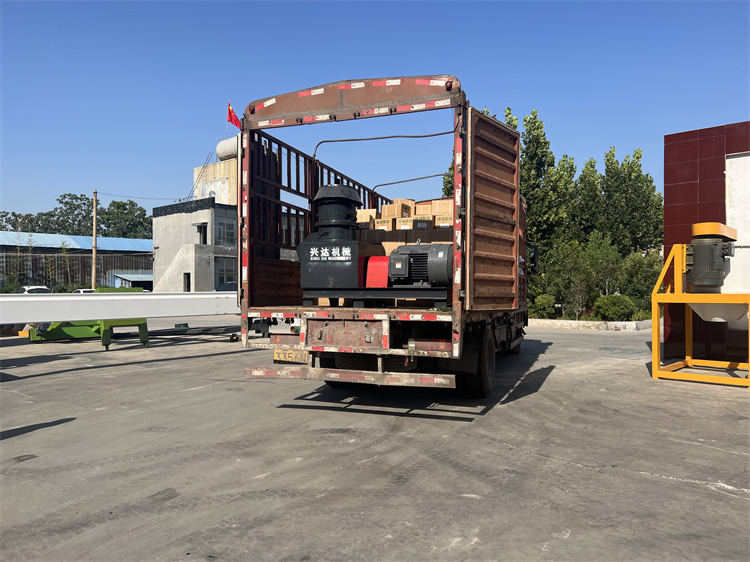 有機肥免烘干造粒機發(fā)貨現(xiàn)場