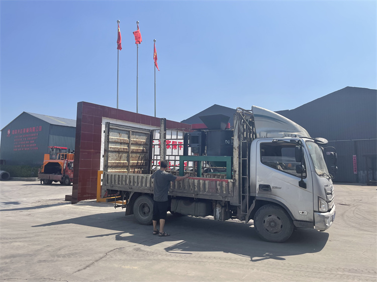 有機肥立式粉碎機發(fā)貨現(xiàn)場