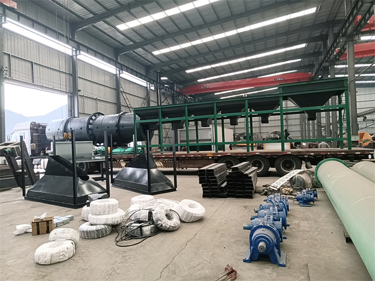 黑龍江客戶年產(chǎn)5萬(wàn)噸顆粒有機(jī)肥生產(chǎn)線第八車發(fā)貨現(xiàn)場(chǎng)