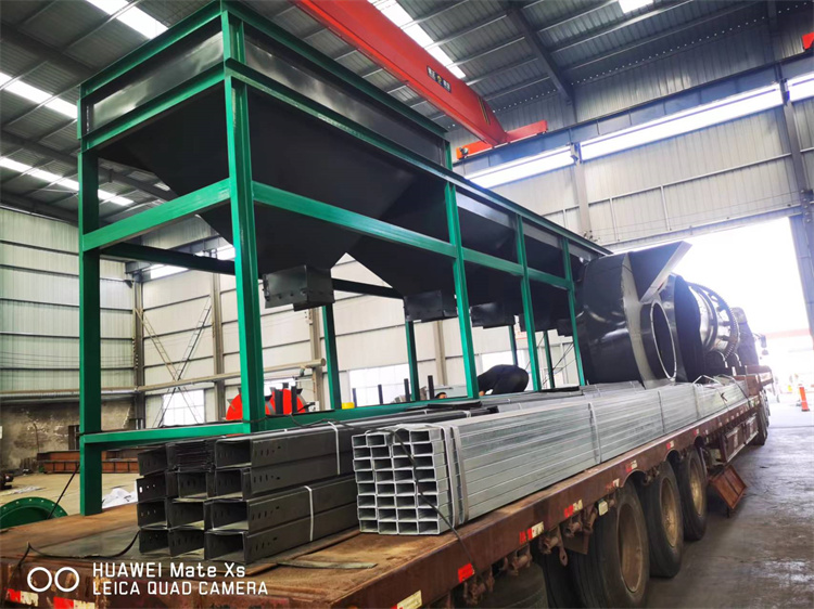 黑龍江客戶年產(chǎn)5萬(wàn)噸顆粒有機(jī)肥生產(chǎn)線第八車發(fā)貨現(xiàn)場(chǎng)