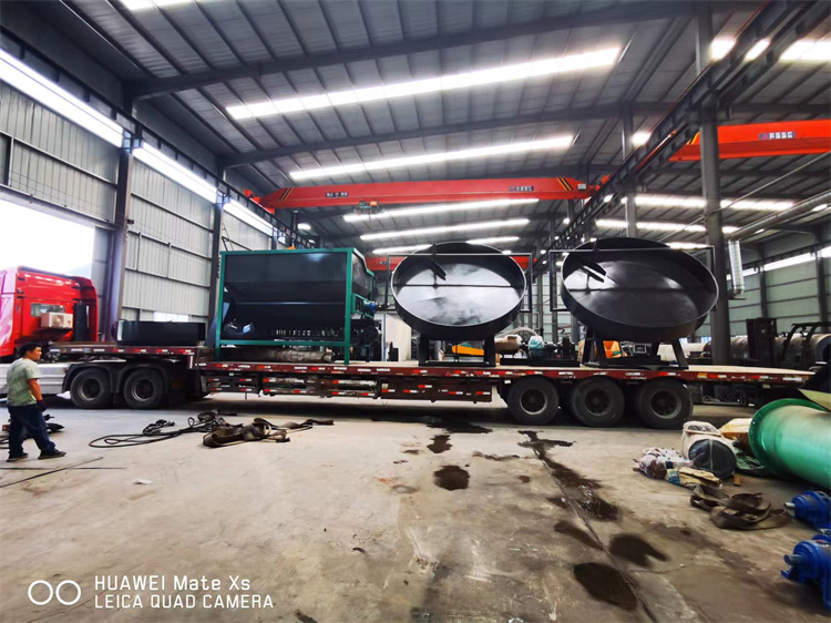 廣東惠州客戶年產(chǎn)3萬噸顆粒有機(jī)肥生產(chǎn)線第六車發(fā)貨現(xiàn)場(chǎng)