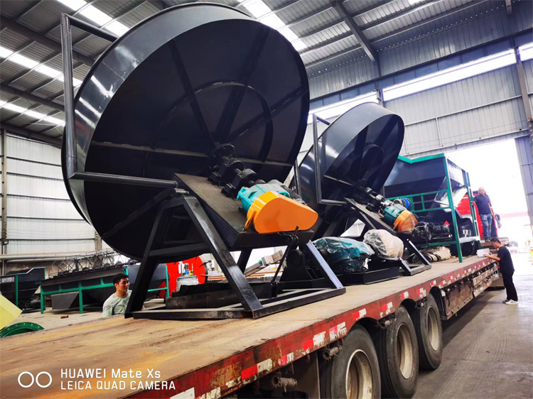 廣東惠州客戶年產(chǎn)3萬噸顆粒有機(jī)肥生產(chǎn)線第六車發(fā)貨現(xiàn)場(chǎng)