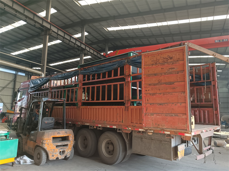 年產(chǎn)一萬噸粉劑有機(jī)肥生產(chǎn)線發(fā)貨現(xiàn)場(chǎng)