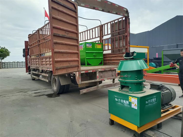 廣東肇慶客戶有機(jī)肥免烘干造粒機(jī)發(fā)貨現(xiàn)場(chǎng)