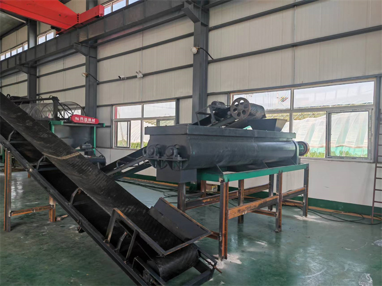 遼寧客戶年產2萬噸粉劑生物有機肥生產線安裝現(xiàn)場