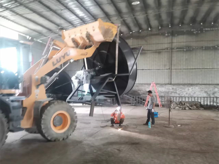 四川綿陽(yáng)客戶年產(chǎn)3萬(wàn)噸顆粒有機(jī)肥生產(chǎn)線安裝現(xiàn)場(chǎng)