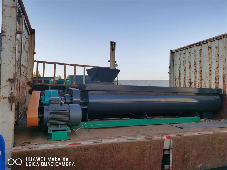 80雙軸有機(jī)肥攪拌機(jī)發(fā)貨現(xiàn)場(chǎng)