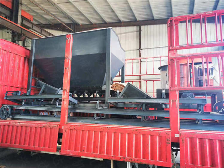 羊糞有機(jī)肥生產(chǎn)線處理設(shè)備鏟車料倉(cāng)發(fā)貨