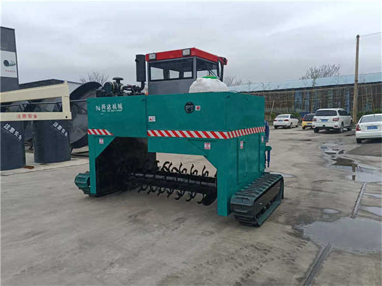 有機肥履帶翻拋機是一款地面式發(fā)酵設備牛羊糞便處理好手